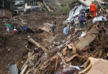Petrópolis: sem espaço em cemitério, vítimas da chuva são enterradas em morro
