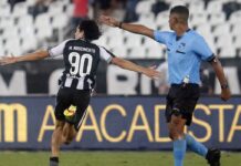 Joia de 17 anos brilha, Botafogo vence e reassume a ponta do Carioca