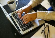 Mulheres são mais conectadas, mas acessam menos serviços na internet