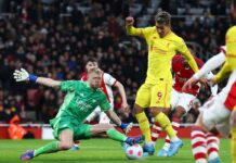 Inglês: Liverpool vence Arsenal e fica a 1 ponto do líder City