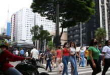 Covid-19: Brasil tem 29,8 milhões de casos e 658,5 mil mortes