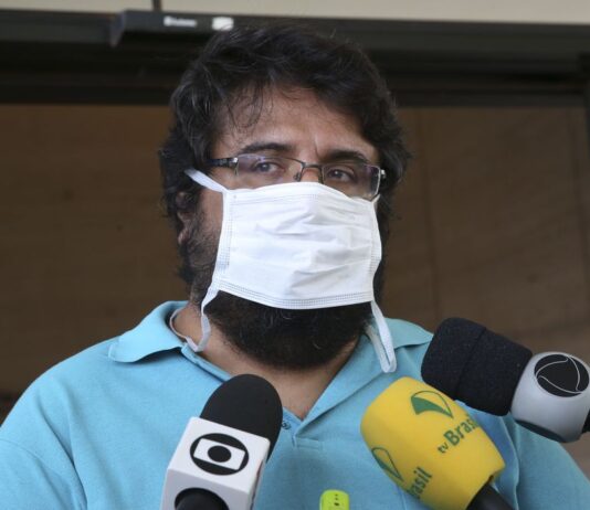 Jornalista da TV Brasil agredido em condomínio recebe alta de hospital