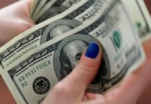 Dólar fecha em R$ 4,66 e alcança menor valor em dois anos