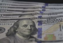 Dólar cai e volta a se aproximar de R$ 4,60
