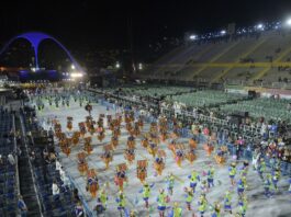 Carnaval, no Rio, renasce no Sambódromo após dois anos de pandemia