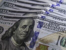 Com terceira queda seguida, dólar fecha o dia cotado a R$ 4,80