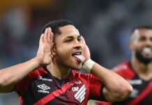 Athletico-PR vence Galo com gol no fim e se mantém no G4 do Brasileiro