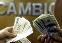 Dólar cai para R$ 5,20 e fecha no menor valor do ano