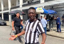 Sósia de Pelé recorda experiências e quer seguir homenageando o Rei