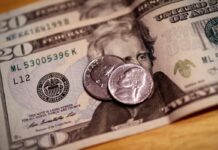 Dólar sobe para R$ 5,27 com tensões no Brasil e no exterior