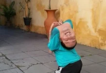 Com braços colados no peitoral e a cabeça virada para trás, brasileiro é tema de pesquisa internacional