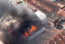 Incêndio destrói parte do Mercado da Encruzilhada, no Recife