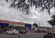 Mesmo a Secretaria da Saúde avisando com antecedência que marcação com especialistas é de segunda a sexta pela manhã, o povo continua fazendo fila em dia único