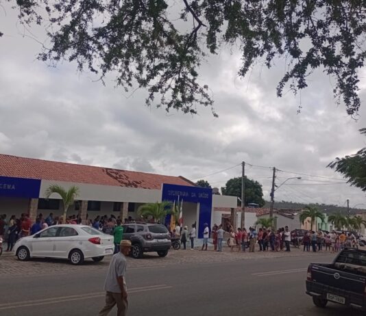 Mesmo a Secretaria da Saúde avisando com antecedência que marcação com especialistas é de segunda a sexta pela manhã, o povo continua fazendo fila em dia único