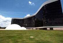 TSE tem 2 votos para condenar Bolsonaro; sessão será retomada na terça