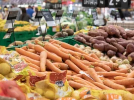 Preço de alimentos e bebidas cai pelo 5º mês seguido, mas ainda está acima do que era há 1 ano