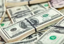 Dólar tem nova queda e fecha a R$ 4,87, com fiscal e ata do Copom no radar; Ibovespa sobe