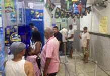 Baianos amanhecem na porta de casa lotérica em Salvador para apostar na Mega da Virada