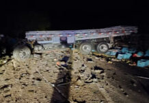 Batida entre caminhão e ônibus de turismo com passageiros de Jacobina-BA deixa 25 pessoas mortas e cinco feridas na BR-324.