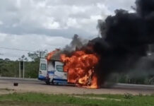 Ambulância pega fogo em rodovia na Bahia, confira;