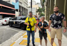 Policiais usam camisas floridas, bermudas e adereços para se disfarçar de foliões e prender ladrões de celulares em blocos