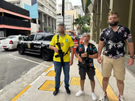 Policiais usam camisas floridas, bermudas e adereços para se disfarçar de foliões e prender ladrões de celulares em blocos
