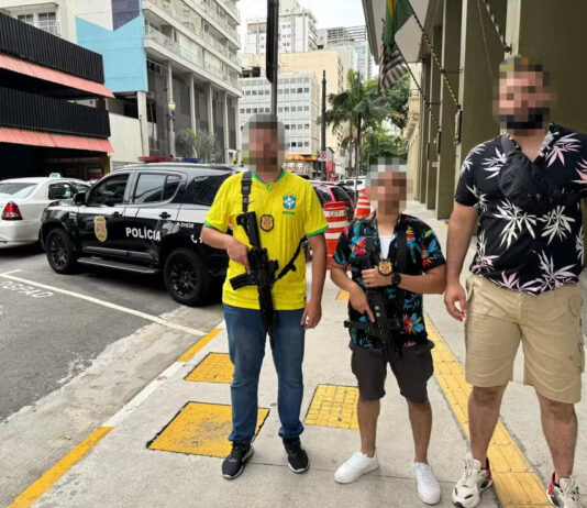 Policiais usam camisas floridas, bermudas e adereços para se disfarçar de foliões e prender ladrões de celulares em blocos