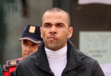 Daniel Alves deixa prisão em Barcelona após 14 meses