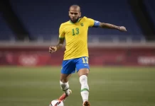 Após ser absolvido, Daniel Alves recupera passaportes e já pode voltar ao Brasil