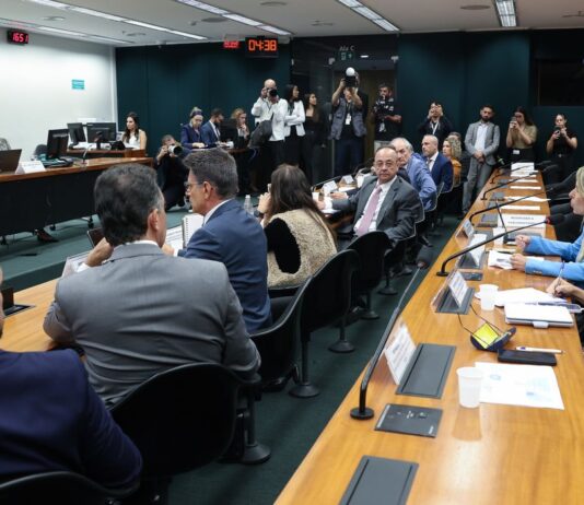 Pedido de vista adia votação da PEC do fim da escala 6X1