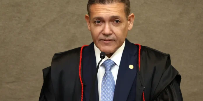 Ministro Nunes Marques toma posse como presidente do TSE