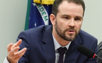 Ministro da Fazenda defende na Câmara fim da escala 6×1 Ministro da Fazenda defende na Câmara fim da escala 6x1