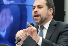 Na Câmara, Boulos defende fim da escala 6×1 de forma imediata Na Câmara, Boulos defende fim da escala 6x1 de forma imediata