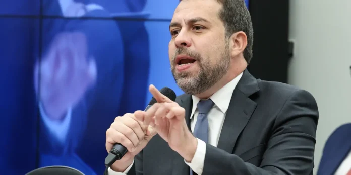 Na Câmara, Boulos defende fim da escala 6x1 de forma imediata