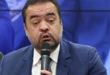 TCE-RJ rejeita contas de Cláudio Castro: R$ 7 bi em incorreções Cláudio Castro é suspeito de favorecer e proteger interesses da Refit