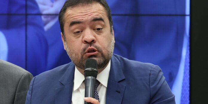 Cláudio Castro é suspeito de favorecer e proteger interesses da Cláudio Castro é suspeito de favorecer e proteger interesses da Refit