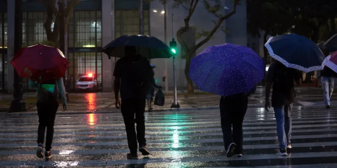 INMET prevê chuva em grande parte do país no fim de semana