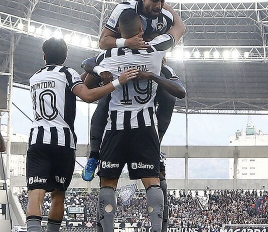 Botafogo vence Corinthians pelo Brasileirão com três de Arthur Cabral Botafogo vence Corinthians pelo Brasileirão com três de Arthur Cabral