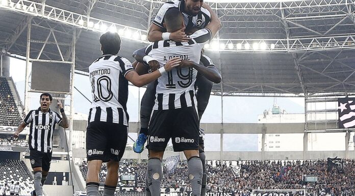 Botafogo vence Corinthians pelo Brasileirão com três de Arthur Cabral Botafogo vence Corinthians pelo Brasileirão com três de Arthur Cabral