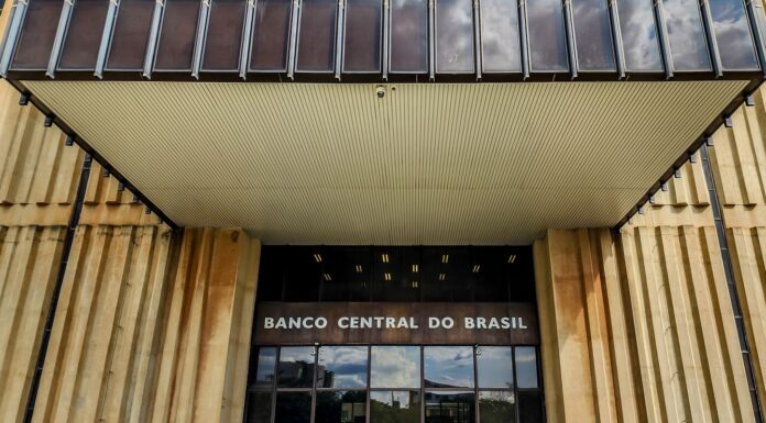Mercado eleva previsão da inflação para 5,04% este ano Mercado financeiro espera queda de juros mais lenta em 2026