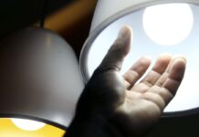 Aneel aprova regras para baratear contas de luz de consumidores Aneel aprova regras para baratear contas de luz de consumidores