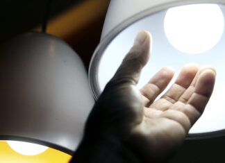 Aneel aprova regras para baratear contas de luz de consumidores Aneel aprova regras para baratear contas de luz de consumidores