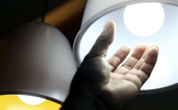 Aneel aprova regras para baratear contas de luz de consumidores Aneel aprova regras para baratear contas de luz de consumidores