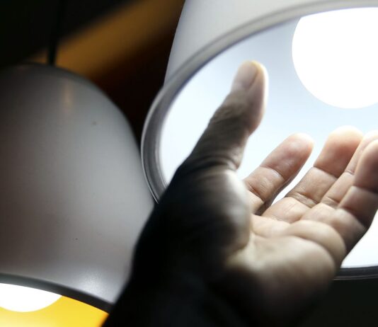 Aneel aprova regras para baratear contas de luz de consumidores Aneel aprova regras para baratear contas de luz de consumidores