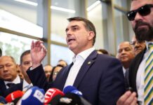 Flávio Bolsonaro confirma visita a Vorcaro durante prisão domiciliar Flávio Bolsonaro confirma visita a Vorcaro durante prisão domiciliar