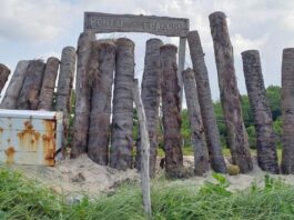 Justiça manda demolir muro de 570 metros em praia no sul da Bahia Justiça manda demolir muro de 570 metros em praia no sul da Bahia