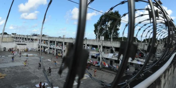 Operação apreende centenas de celulares em presídios estaduais Operação apreende centenas de celulares em presídios estaduais
