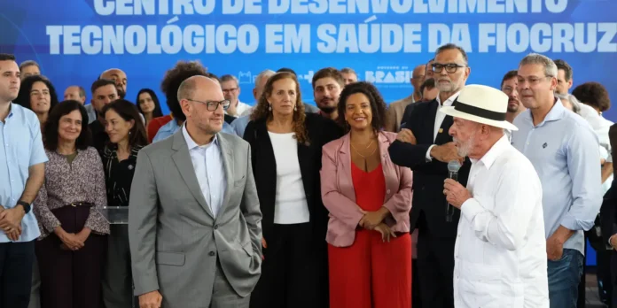 Lula pede que governador do RJ trabalhe para prender milicianos Lula pede que governador do RJ trabalhe para prender milicianos