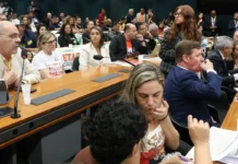 Movimentos sociais e entidades defendem fim da escala 6×1 na Câmara Movimentos sociais e entidades defendem fim da escala 6x1 na Câmara