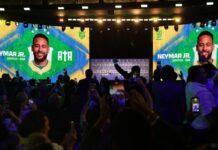 Neymar não treina em apresentação e preocupa a duas semanas da Copa Neymar não treina em apresentação e preocupa a duas semanas da Copa
